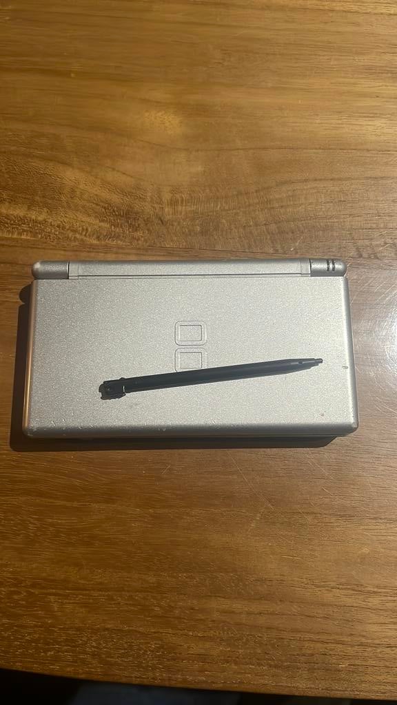Nintendo ds lite, Games en Spelcomputers, Spelcomputers | Nintendo DS, Ophalen, Zilver, DS Lite, Gebruikt