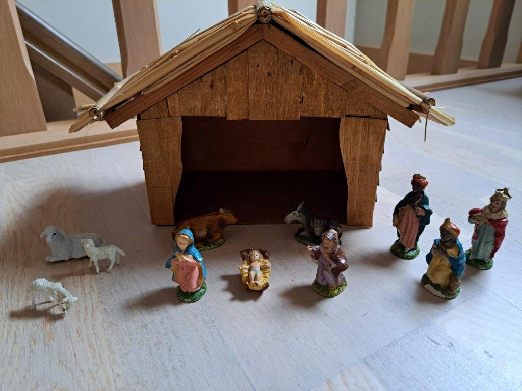 Houten kerststal met gipsen beeldjes, Ophalen, Gebruikt