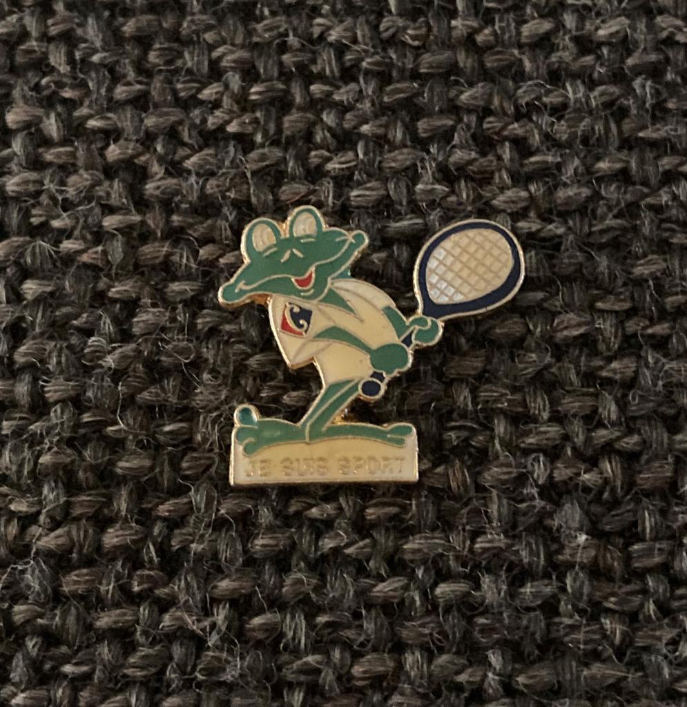 PIN - JE SUIS SPORT - CARREFOUR - KIKKER - TENNIS, Envoi, Utilisé, Animal et Nature, Insigne ou Pin's