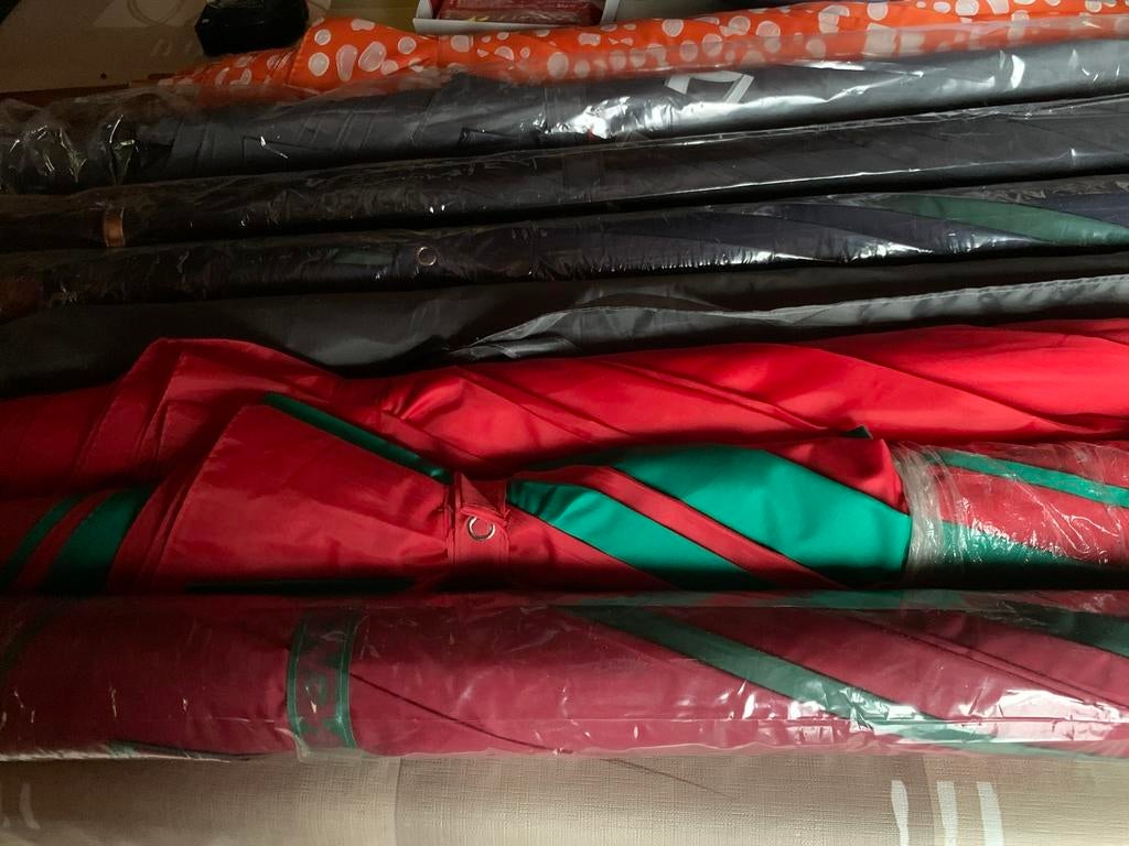 Verschillende paraplu’s, Ophalen, Nieuw, Rood