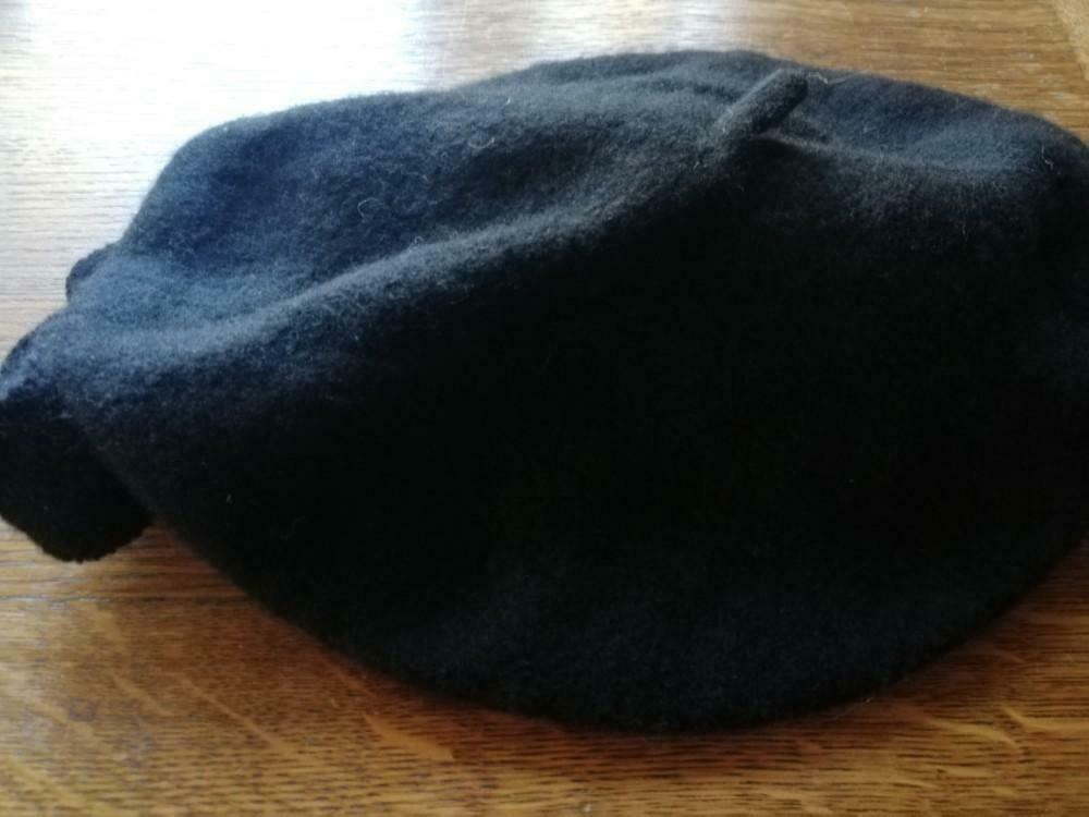 Black beret with flower, vilt, Ophalen of Verzenden