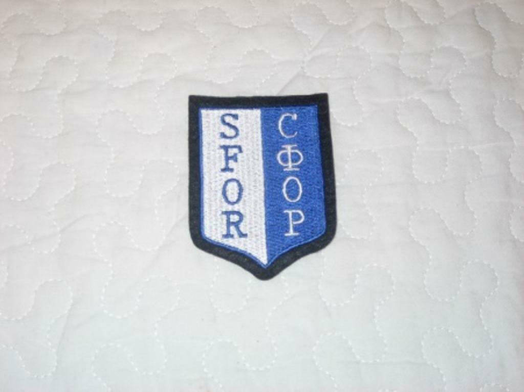 Badge SFOR - Stabilisation Force , Verzamelen, Militaria | Algemeen, Ophalen of Verzenden, Landmacht, Embleem of Badge