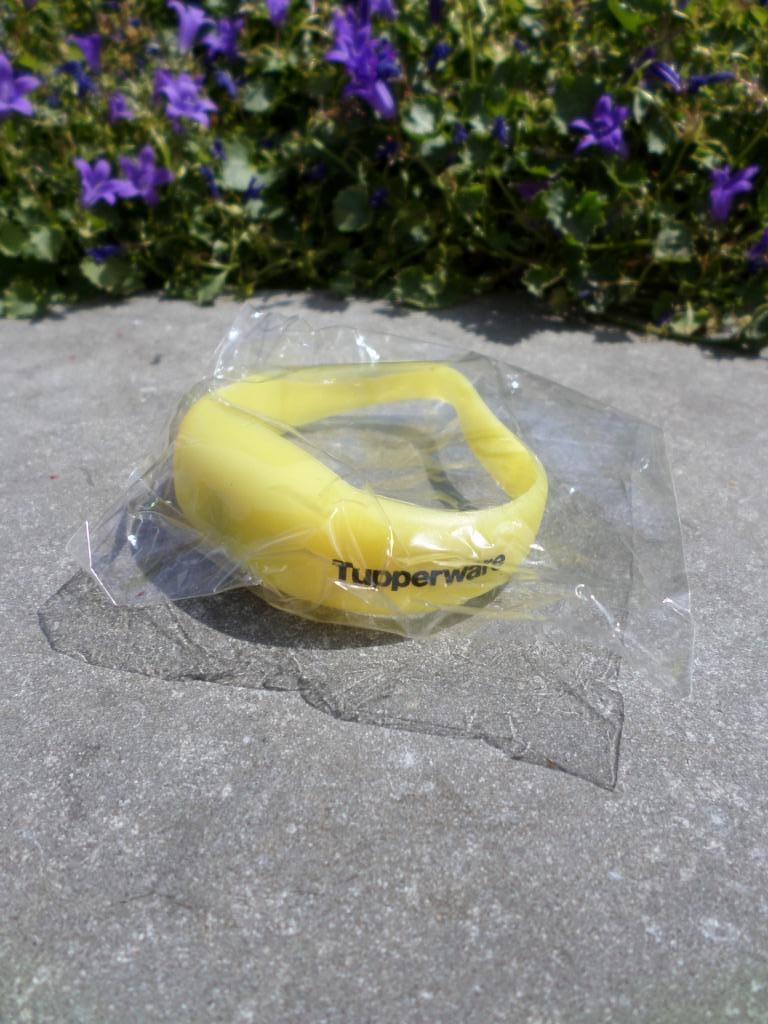 Tupperware Bracelet Lumière jaune clignotant neuf, Neuf, Autres marques, Enlèvement ou Envoi, Autres types