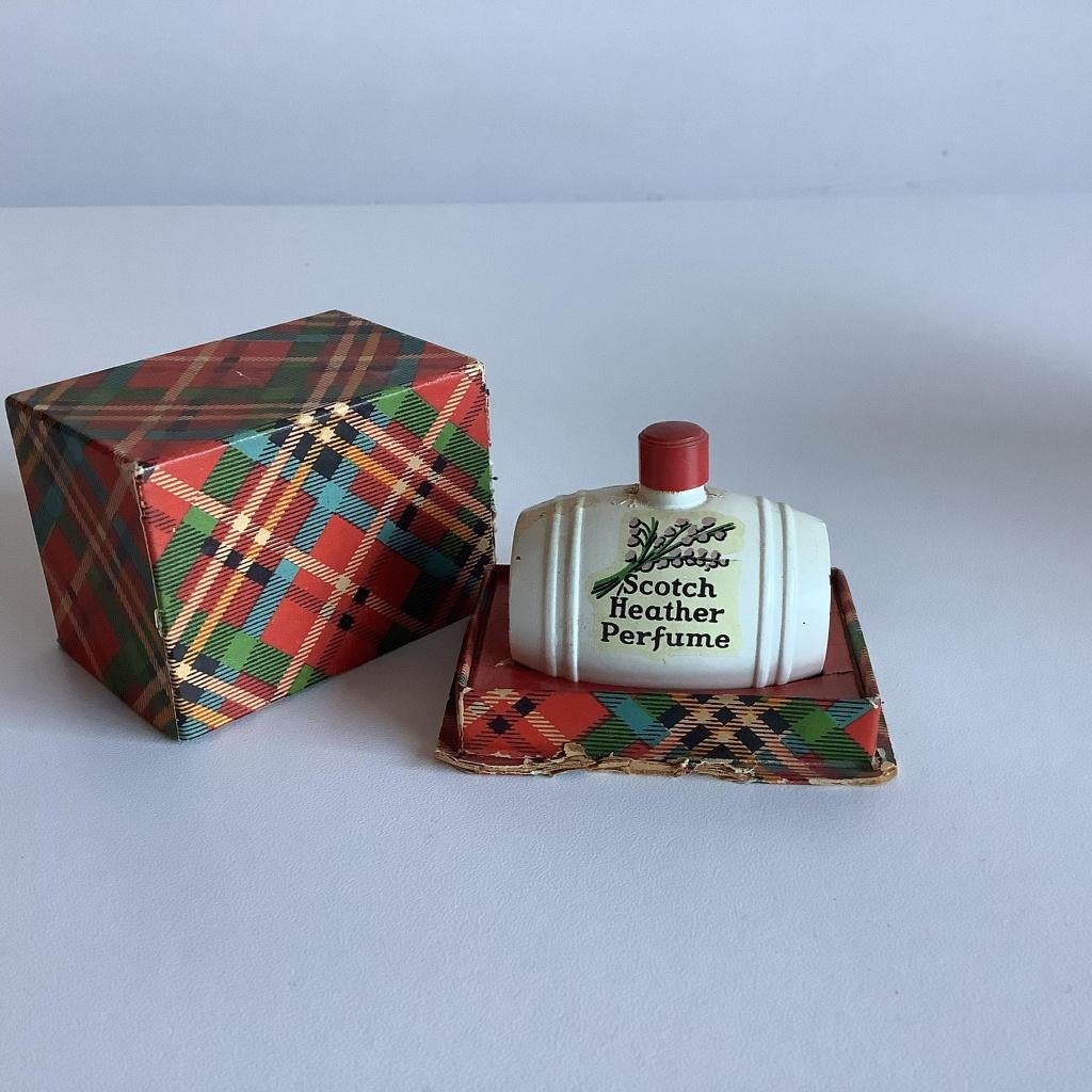 schattig oud parfumflesje uit 1967 met doosje, Ophalen of Verzenden, Gebruikt, Miniatuur