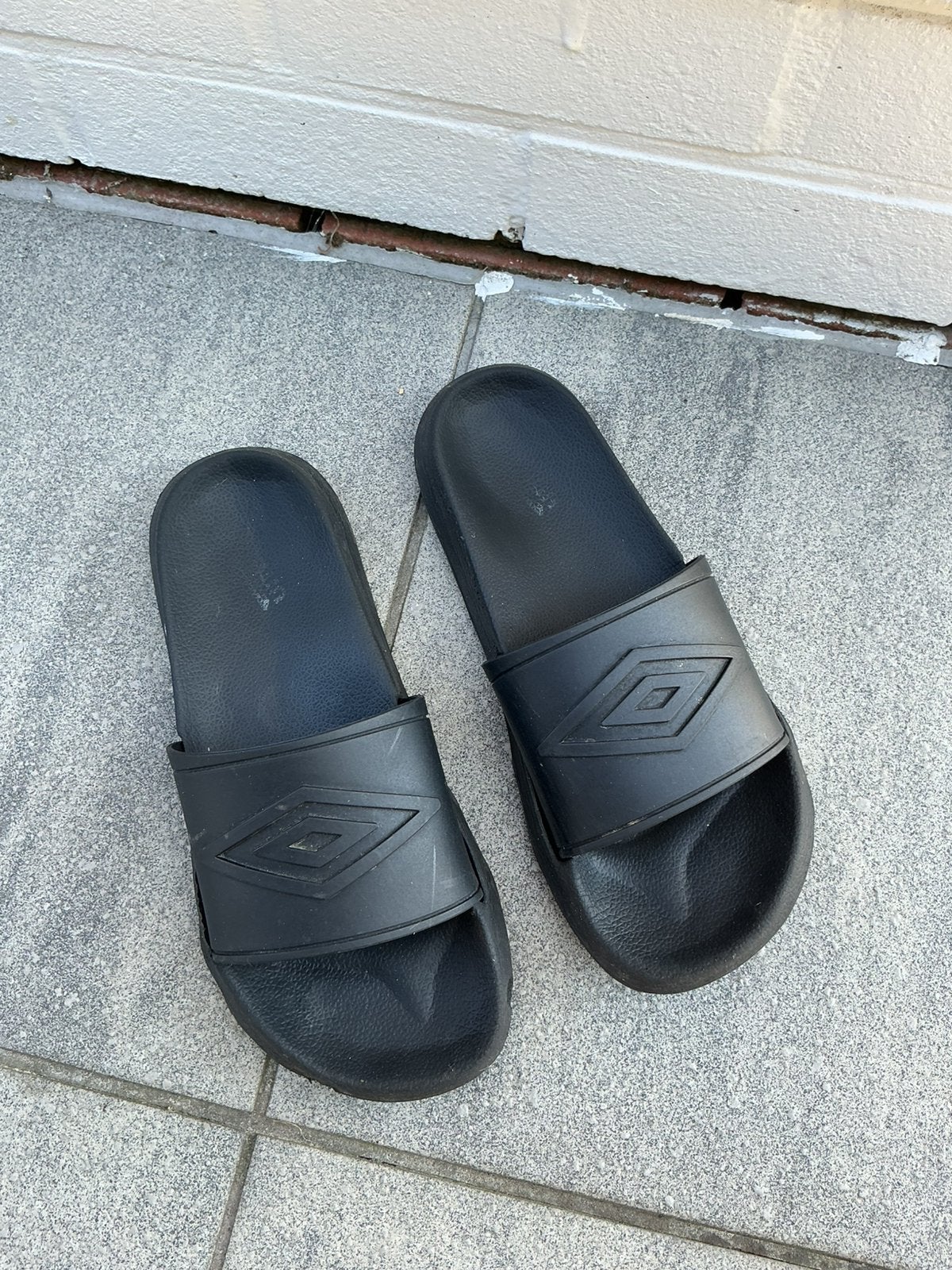 Chaussons Umbro noirs taille 37, Vêtements | Femmes, Chaussures, Enlèvement ou Envoi, Porté, Sandales de bain, Noir