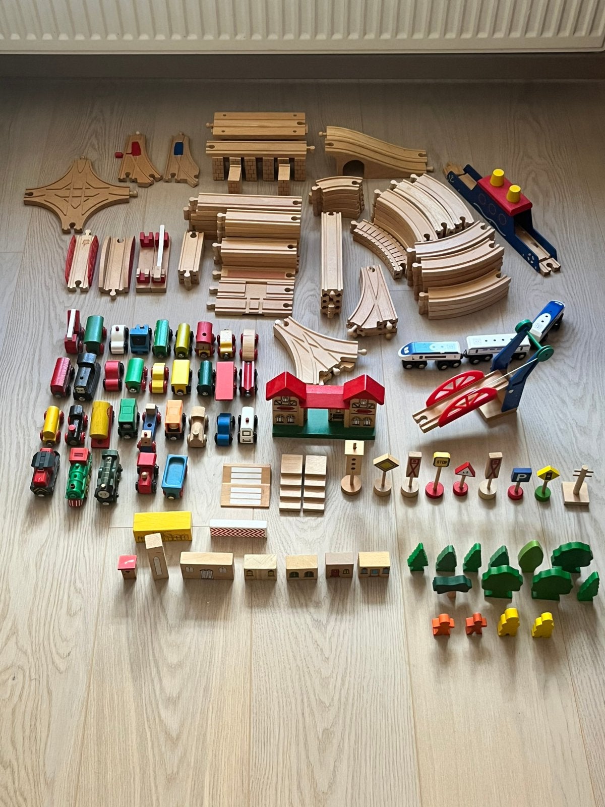 Grand Lot Circuit de Train en Bois – Très Complet !, Kinderen en Baby's, Speelgoed | Houten speelgoed, Ophalen, Zo goed als nieuw