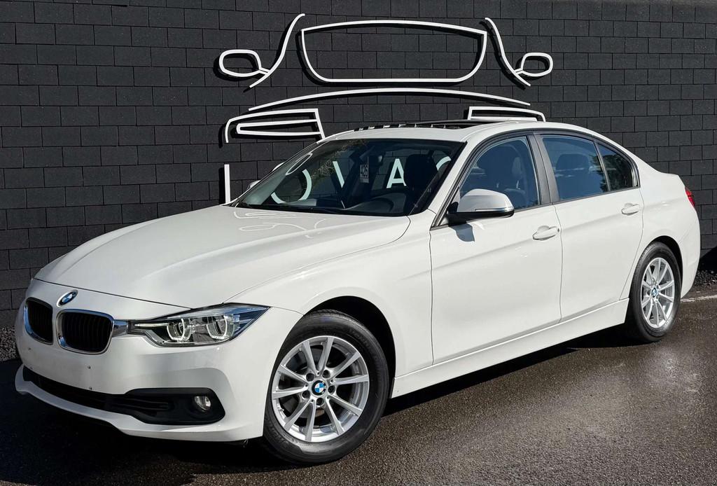 BMW 3 Serie 318 i+BOITE AUTO+TOIT OUVR+AIRCO+SIEGES CHAUFF+E, Auto's, Stof, Gebruikt, 136 pk, Wit