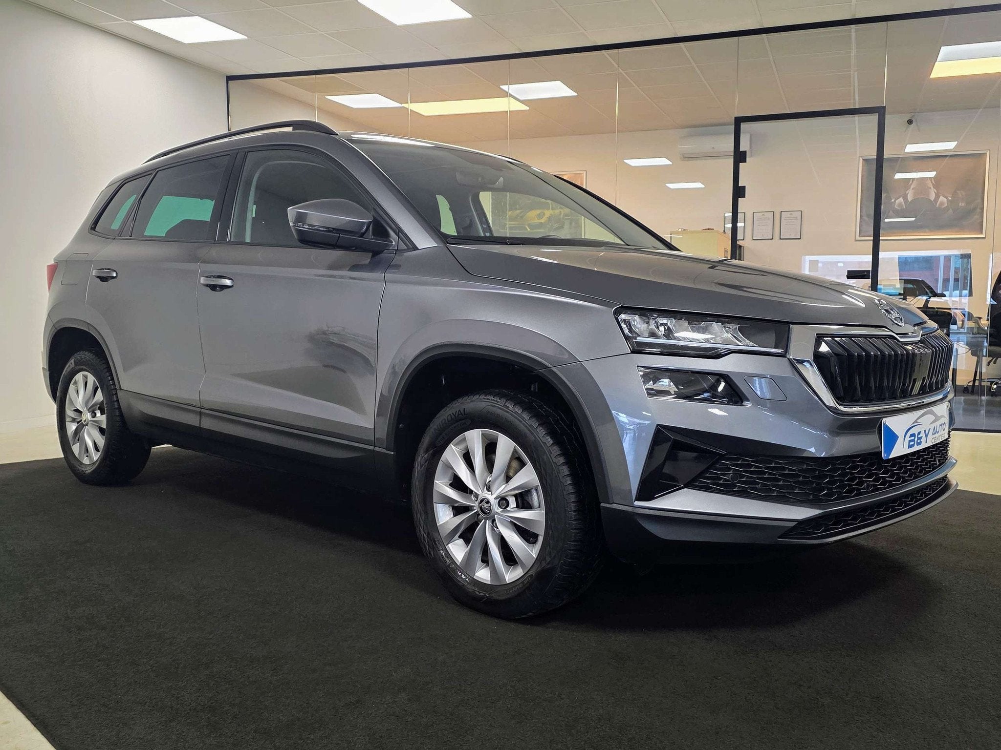 Skoda Karoq 1.0 TSI Active 110pk - BTW AFTREKBAAR (bj 2023), Auto's, Skoda, Bedrijf, Te koop, Karoq, ABS, Airbags, Airconditioning