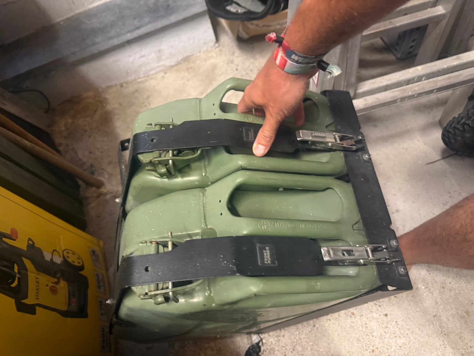 Dakrek jerrycan houder frontrunner + 2 jerrycans, Enlèvement, Comme neuf