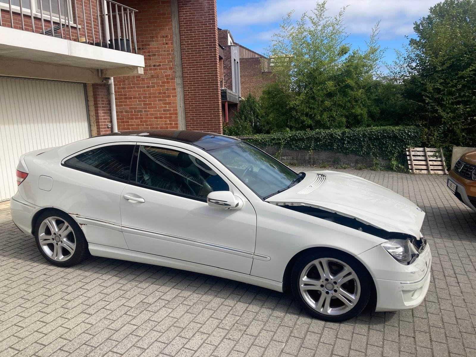 MB CLC kompressor, geaccidenteerd, start en rijdt nog!, Automaat, Parkeersensor, Achterwielaandrijving, Wit