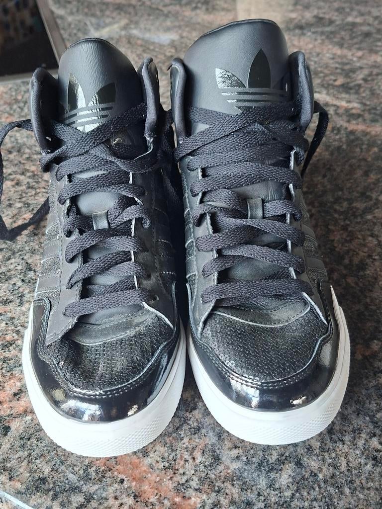 Adidas schoenen zwarte met witte zool zo goed als nieuw M38, Sport en Fitness, Ophalen, Zo goed als nieuw
