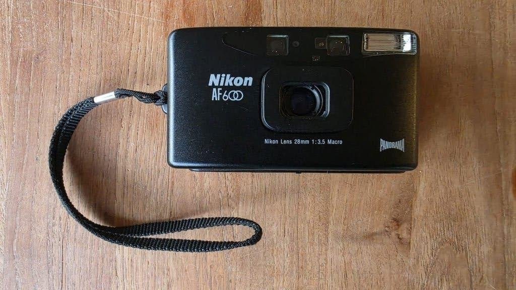 Nikon AF600 analoge compactcamera 35mm, 28mm lens, panorama, TV, Hi-fi & Vidéo, Enlèvement ou Envoi, Utilisé, Compact, Nikon