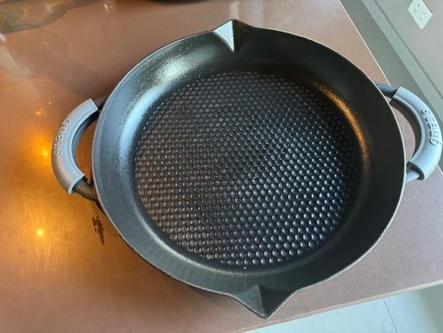staub ronde pan 33 cm zwart, Huis en Inrichting, Keuken | Potten en Pannen, Ophalen, Gietijzer, Zo goed als nieuw, Keramische plaat
