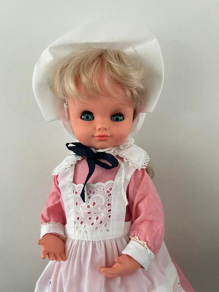Vintage Titti mama, baby met wiegfunctie en muziemechanisme, Ophalen of Verzenden, Gebruikt, Pop