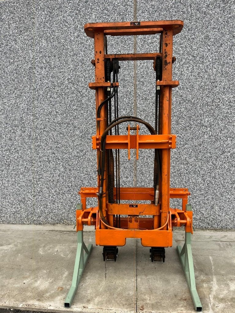 hefmast  max. 2 ton Hefhoogte +- 3 m, Ophalen