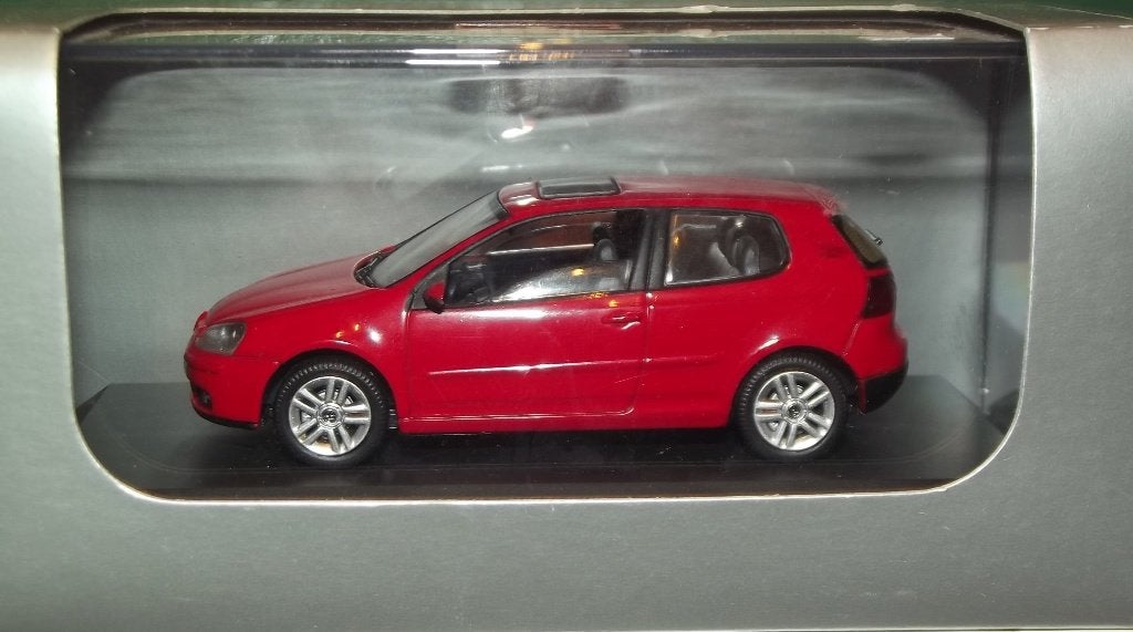 VW Volkswagen Golf 5 - Echelle 1:43, Enlèvement ou Envoi, Neuf, Voiture, Schuco