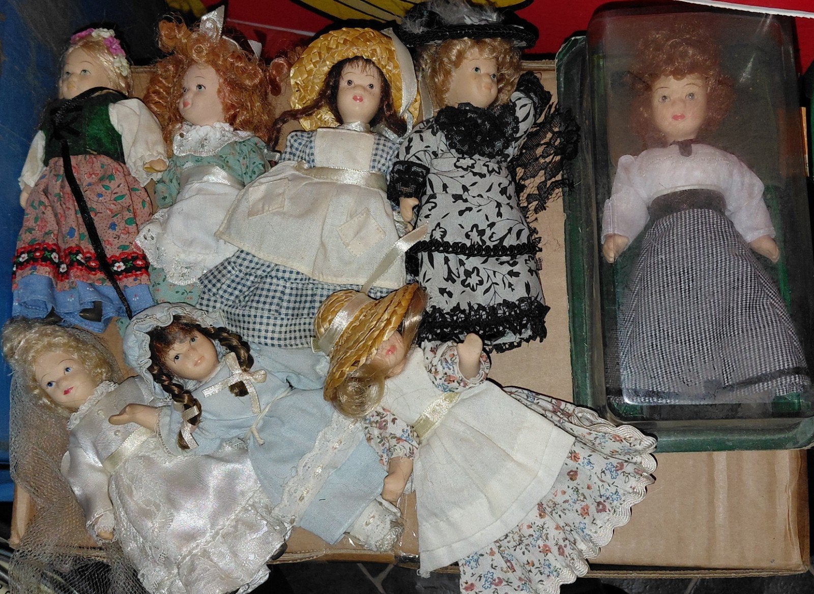 8 kleine porseleinen popjes, Verzamelen, Ophalen of Verzenden