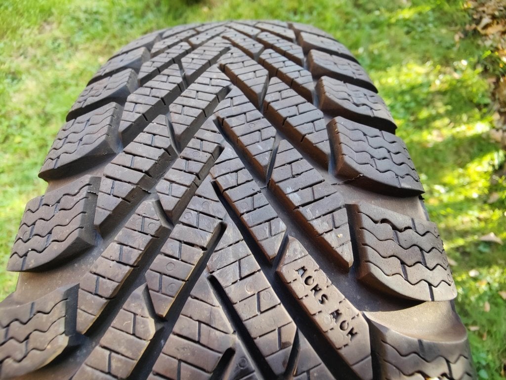 A vendre 4 Pneus hiver sur jantes en tôle, Neuf, 15 pouces, Pneus hiver, Véhicule de tourisme