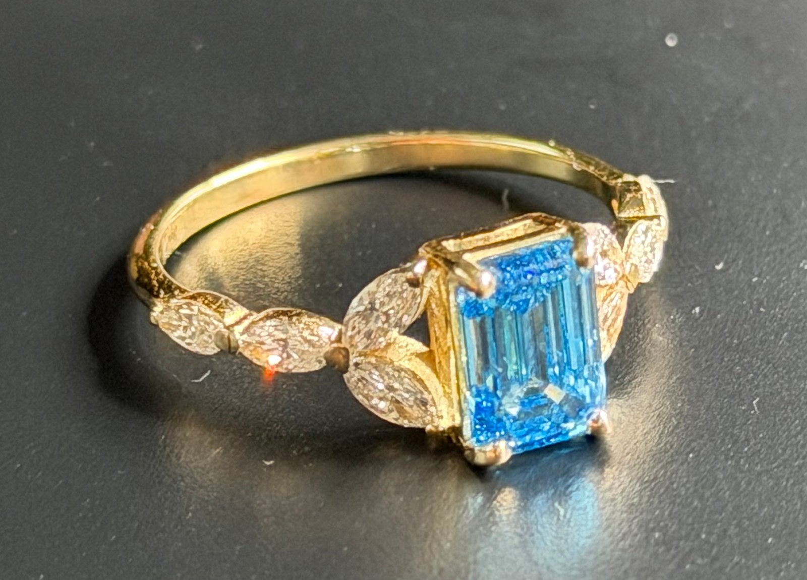 14K gouden verlovingsring met blauwe diamant- maat 17,5mm, Geel, Nieuw, Ophalen of Verzenden, 17 tot 18