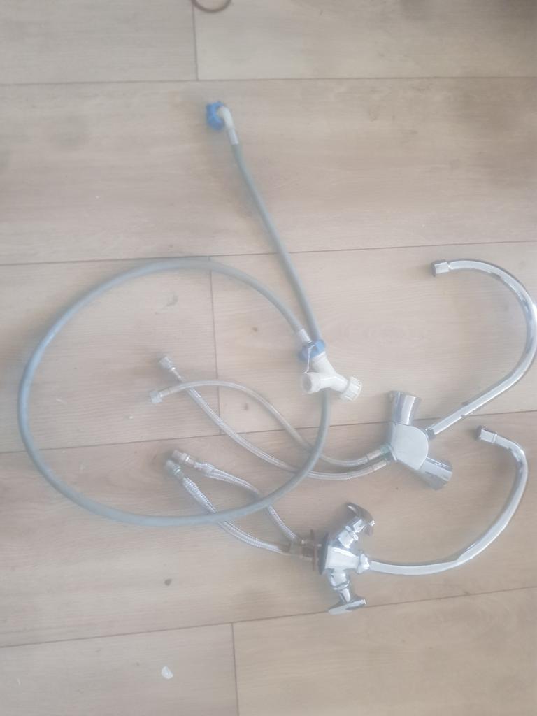 Te koop twee waterkranen met bijbehorende slang (nieuwstaat), Enlèvement
