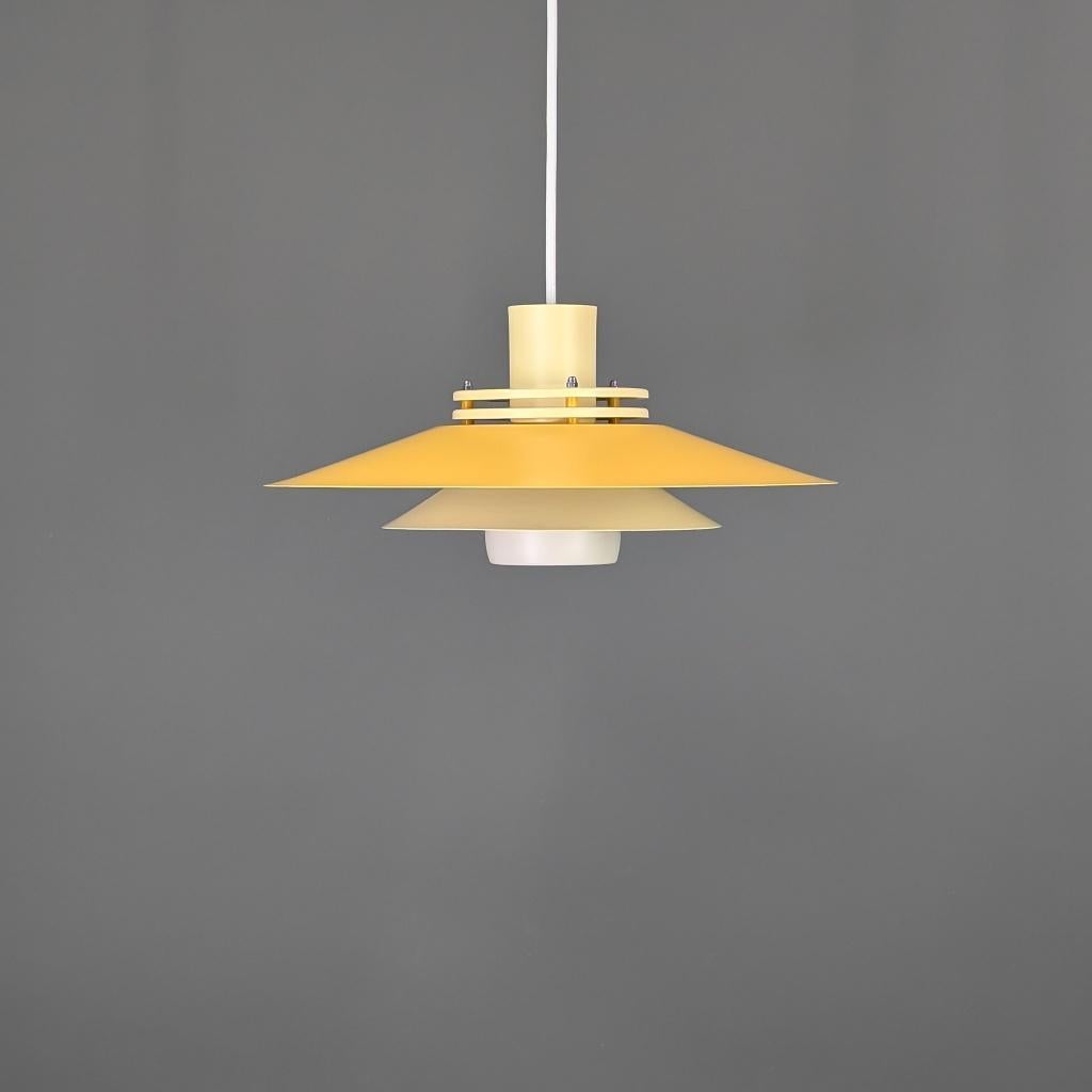 Lampe design scandinave dans les tons jaunes, Maison & Meubles, Lampes | Suspensions, Comme neuf, 75 cm ou plus, Synthétique, Métal