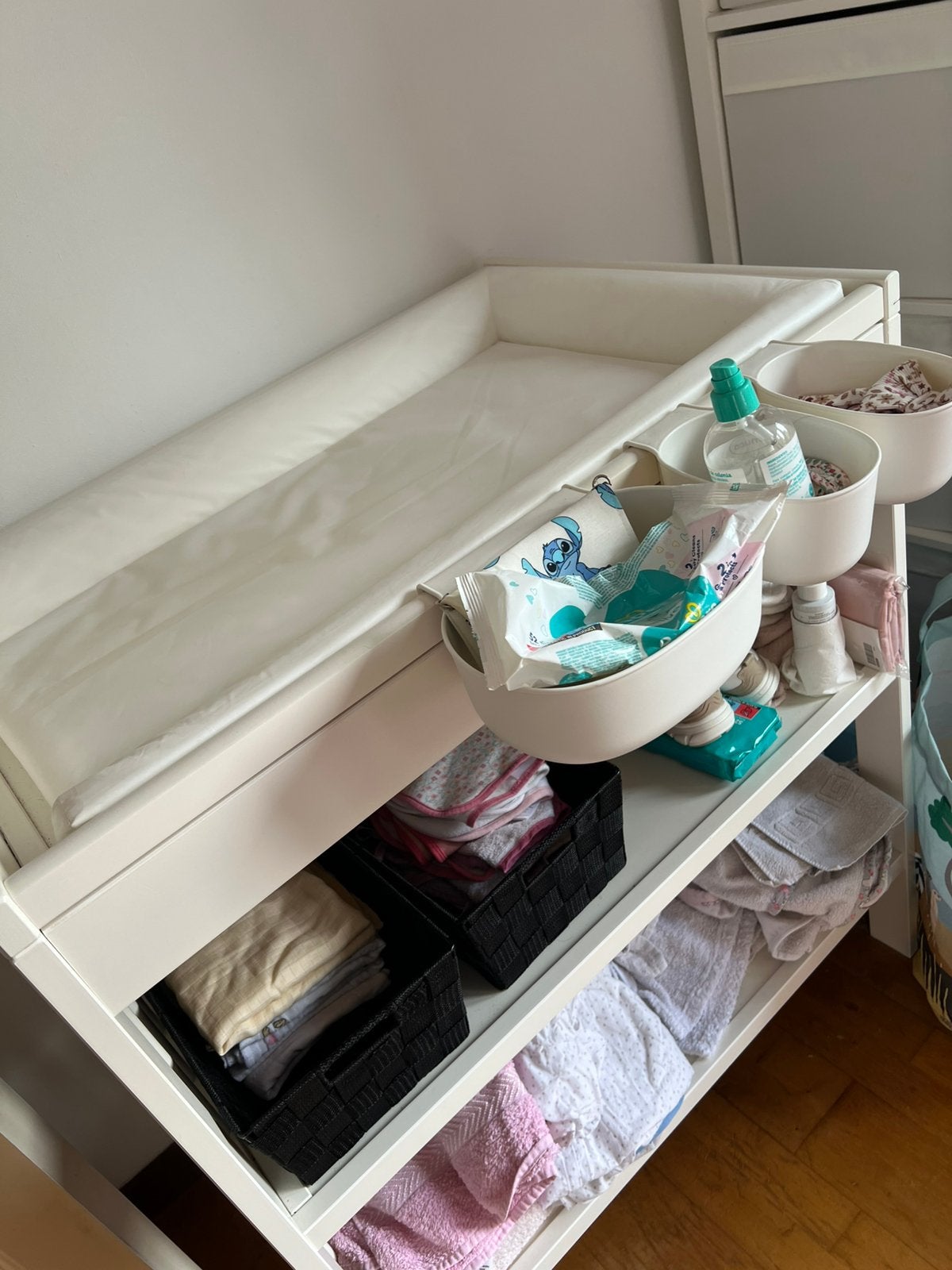Table a langer avec matelas et accessoire niquel, Enlèvement, Comme neuf