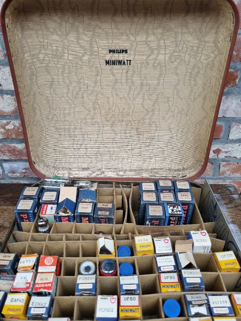 buizen / lampen van radio en tv van reparateur, Ophalen