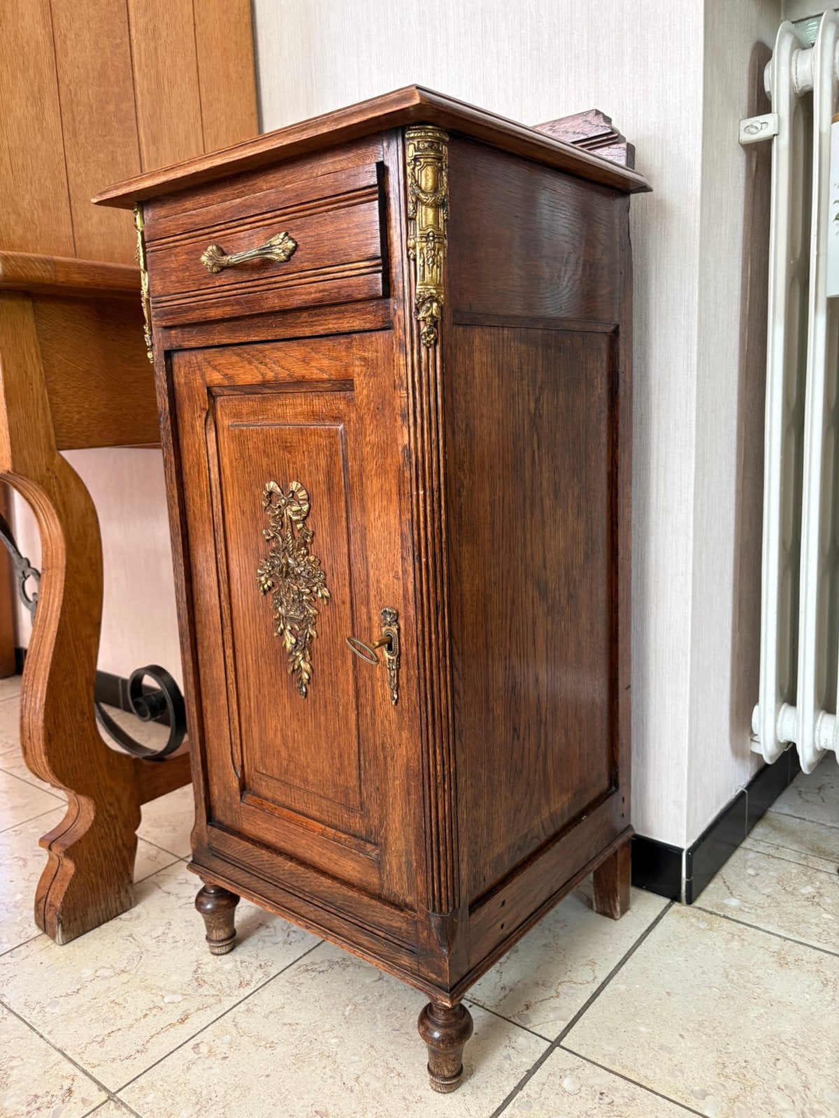 Ancienne table de nuit/armoire, Enlèvement