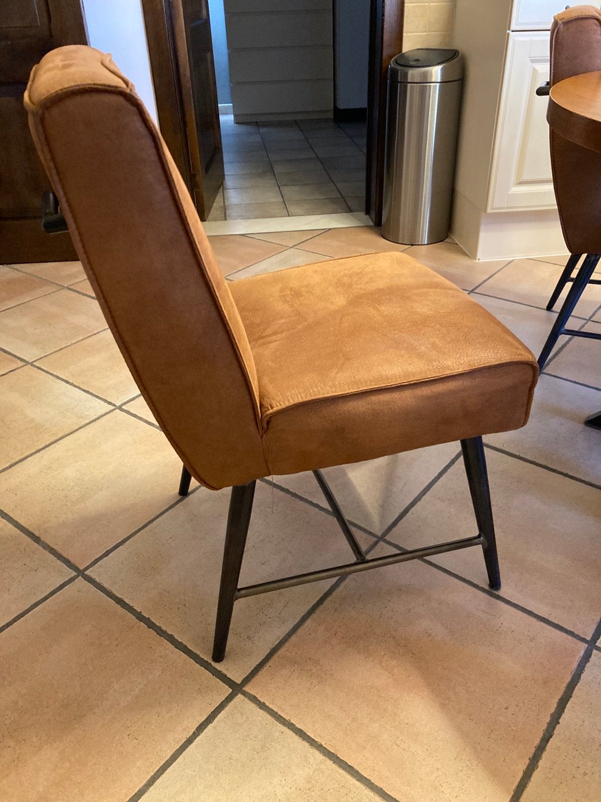 Keukentafel met vier stoelen , bruin, Huis en Inrichting, Tafels | Eettafels, Ophalen, Zo goed als nieuw, 100 tot 150 cm