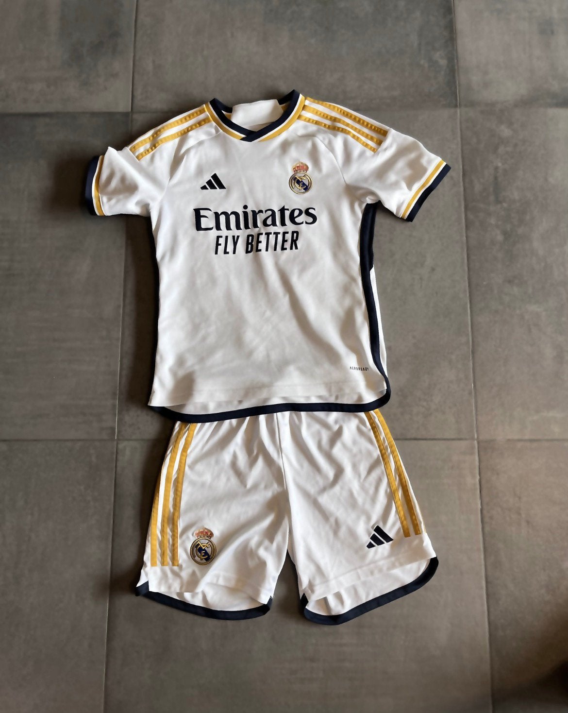 Real Madrid Adidas Home Kit 2023/24 – White & Gold ️, Kinderen en Baby's, Ophalen of Verzenden, Zo goed als nieuw