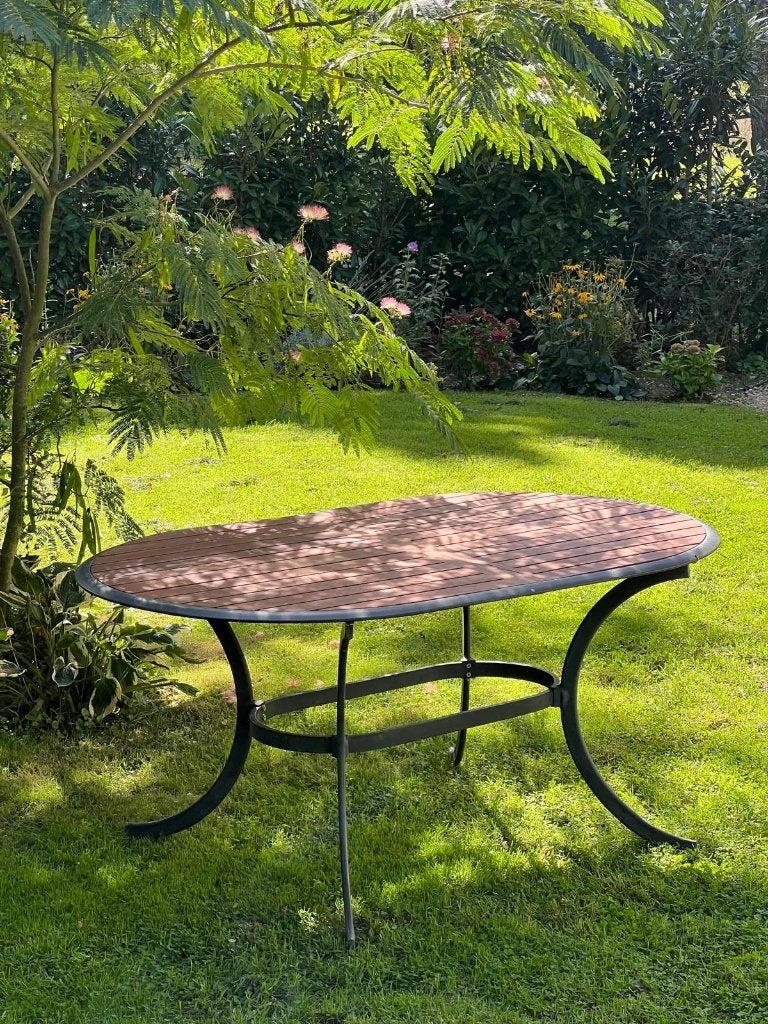 Ovale tuintafel met houten blad en metalen frame, Tuin en Terras, Ophalen, Zo goed als nieuw, Ovaal, Hout