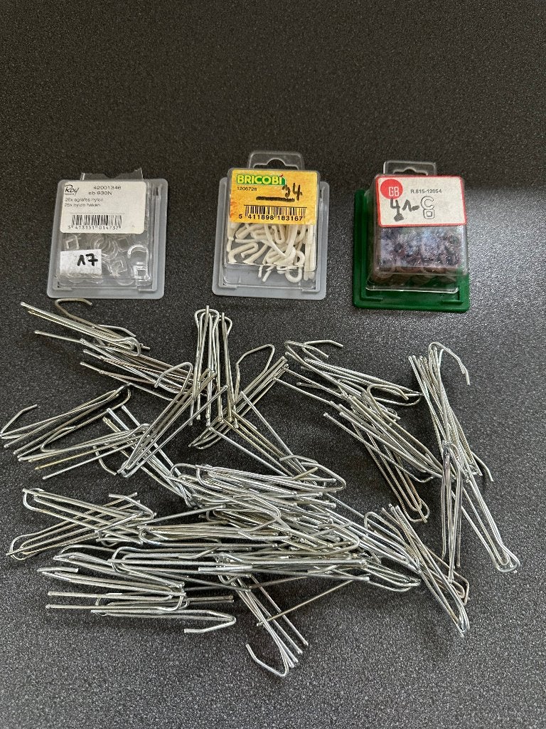 42 pinces + attaches pour tentures ou rideaux, Enlèvement ou Envoi, Utilisé