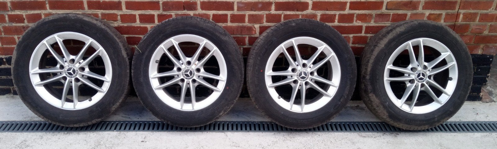 Jantes Alu 205/60)16 avec des pneus Michelin en bonne état