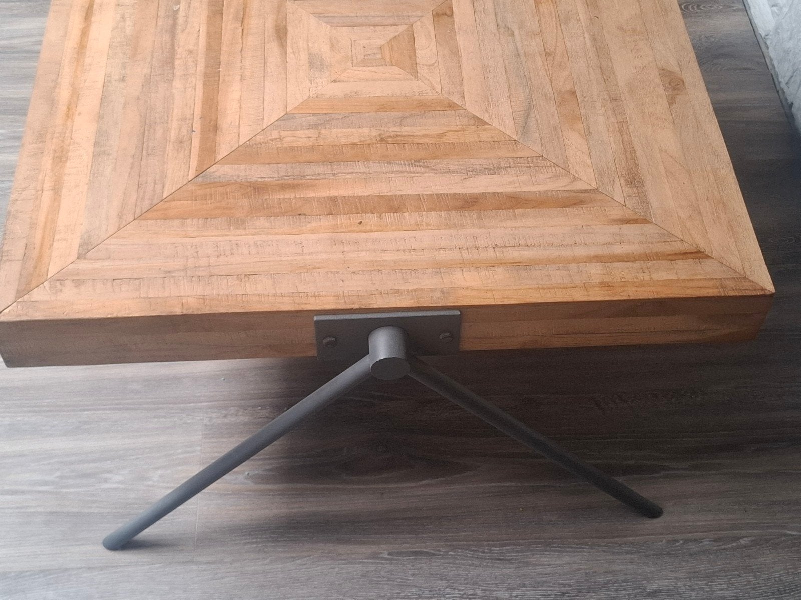 Houten salontafel met ijzeren gestel ., Ophalen, Zo goed als nieuw, 50 tot 100 cm, 50 tot 100 cm