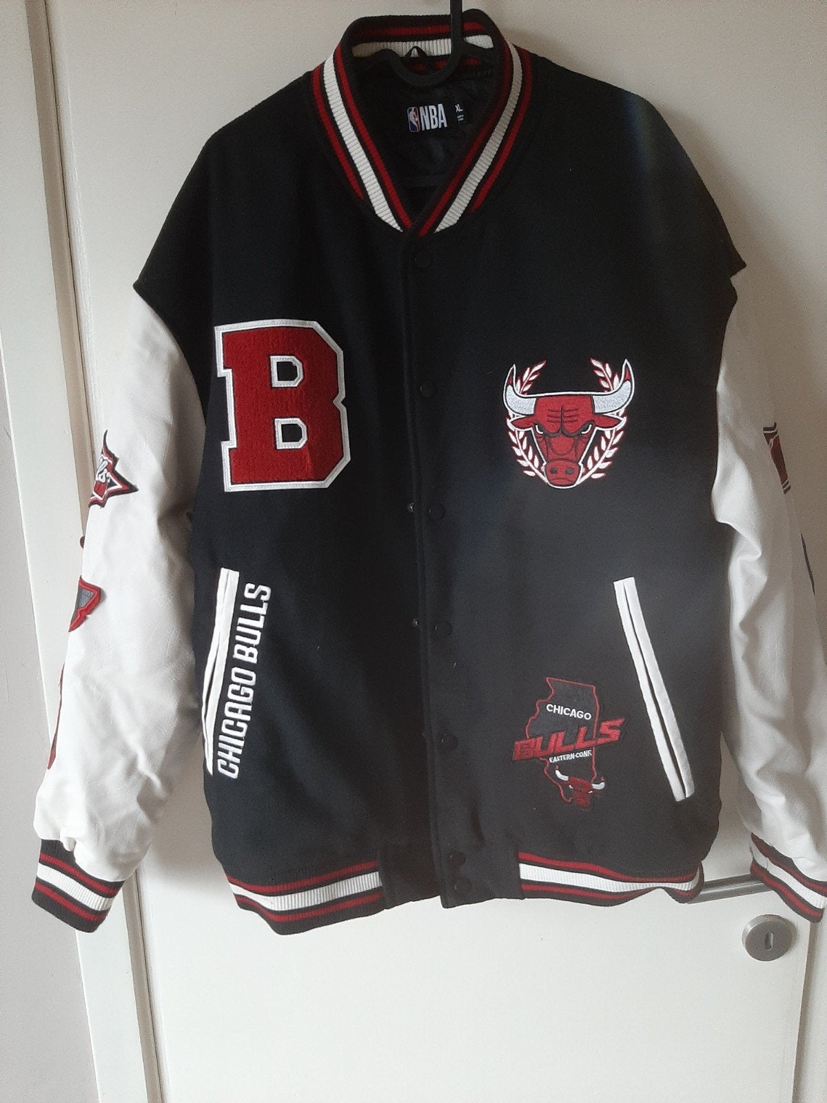 Wit/zwart/rood NBA Chicago Bulls varsity-jack, Vêtements | Hommes, Vestes | Été, Enlèvement, Taille 56/58 (XL), Noir