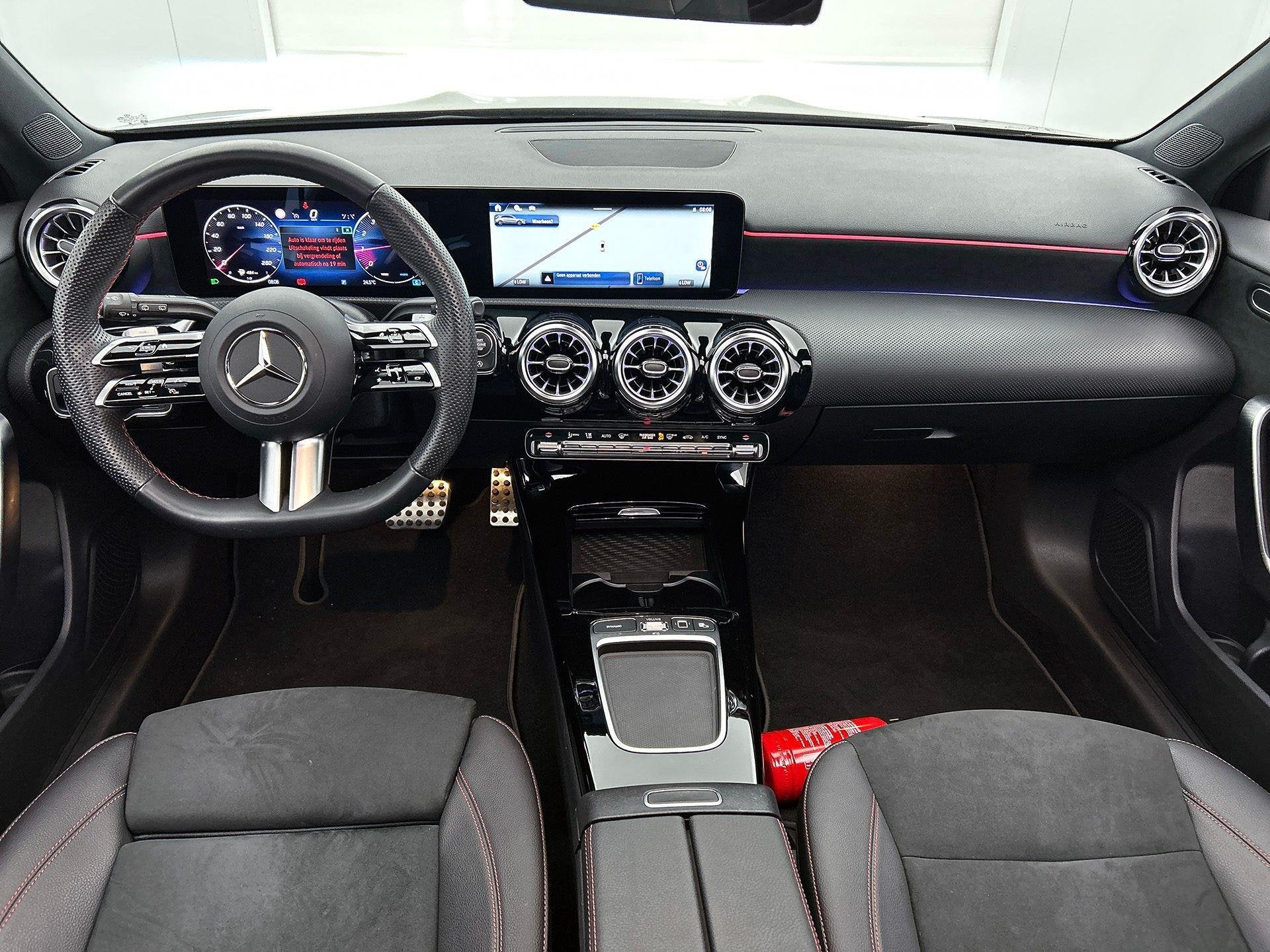 Mercedes-Benz A-Klasse 180 Hatchback AMG Line | Panoramisch, Auto's, Mercedes-Benz, Dealer onderhouden, Stof, Zwart, 4 cilinders