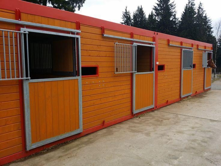 Paardenboxcontainers van 20 en 40 voet — gemeubileerd, Opfok