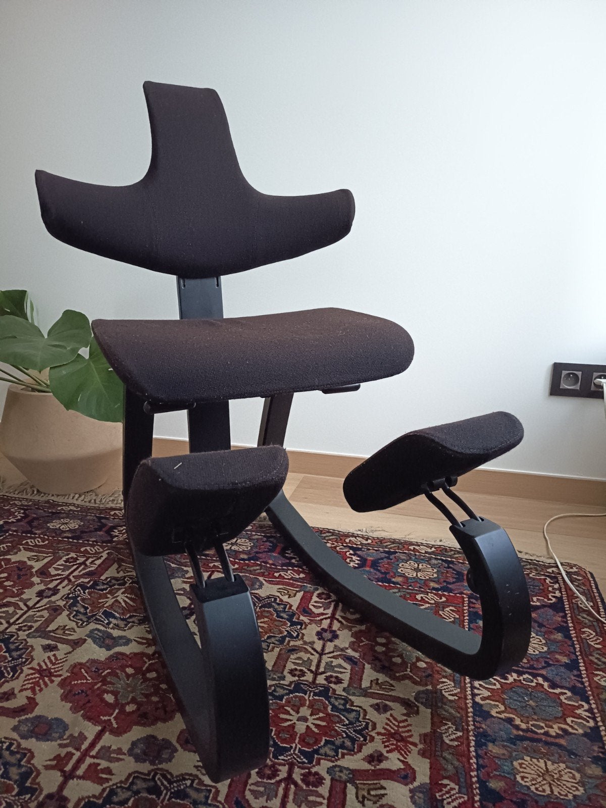 Varier stoel Thatsit zwart, goede staat, Huis en Inrichting, Stoelen, Ophalen, Hout, Gebruikt, Zwart