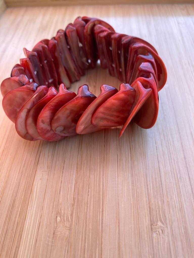 Rode armband op elastiek, Handtassen en Accessoires, Armbanden, Ophalen of Verzenden, Zo goed als nieuw, Rood, Overige materialen