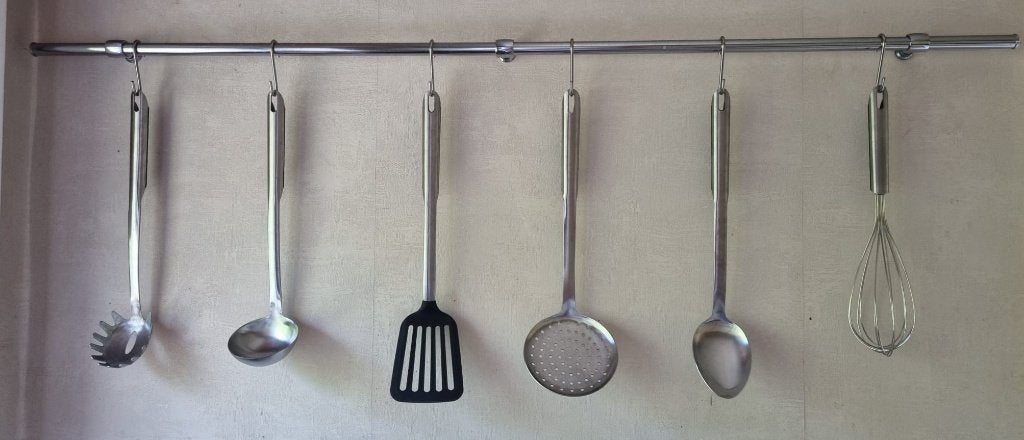 Complete set met 6 keukenhulpen, hangstaaf en ijzeren haken, Huis en Inrichting, Keuken | Keukenbenodigdheden, Zilver, Ophalen of Verzenden