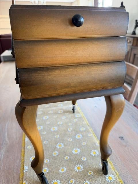 houten naaidoosje op wieltjes, Ophalen, Zo goed als nieuw