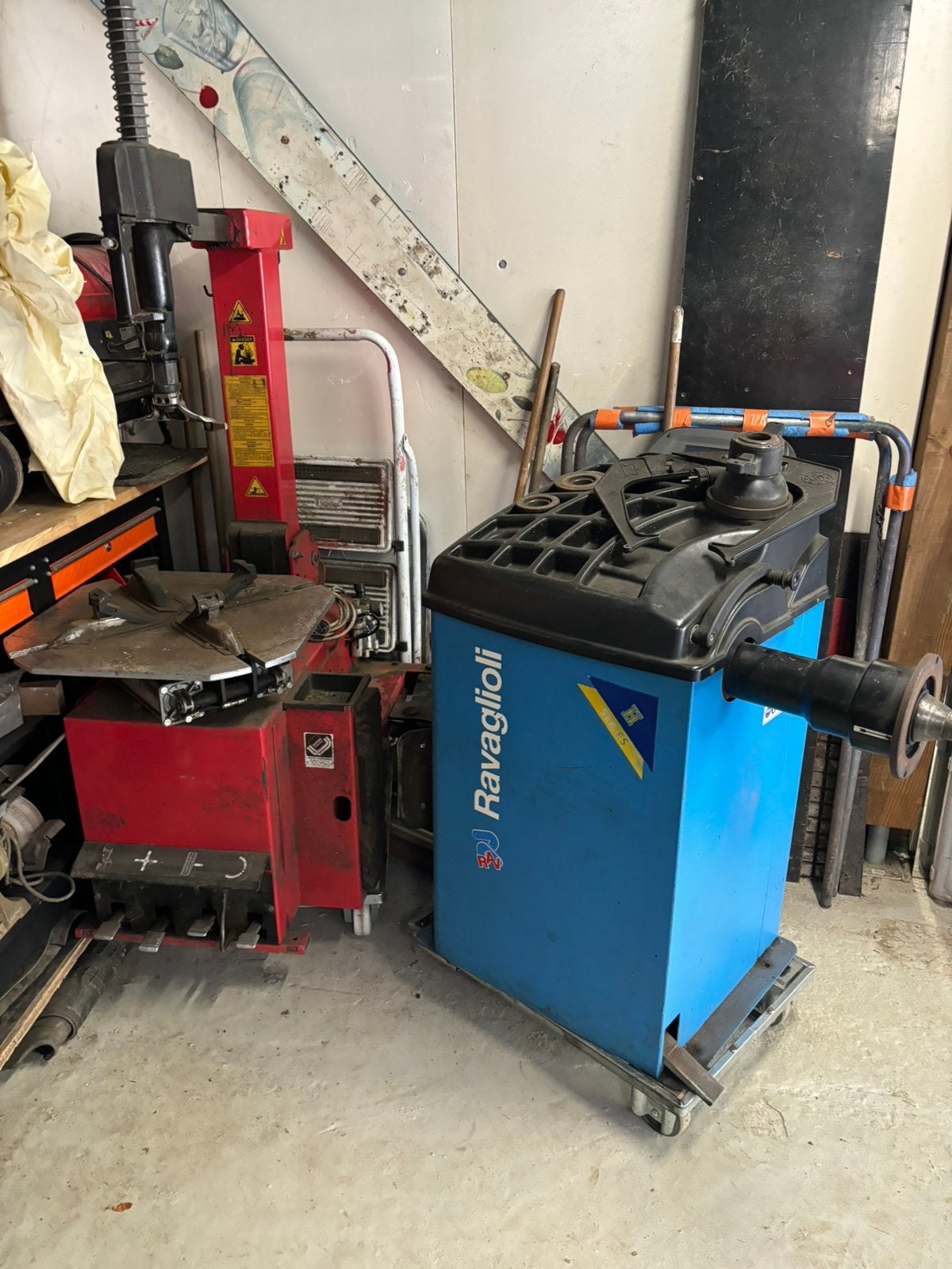 Machine à pneus - equilibreuse, Enlèvement, Utilisé