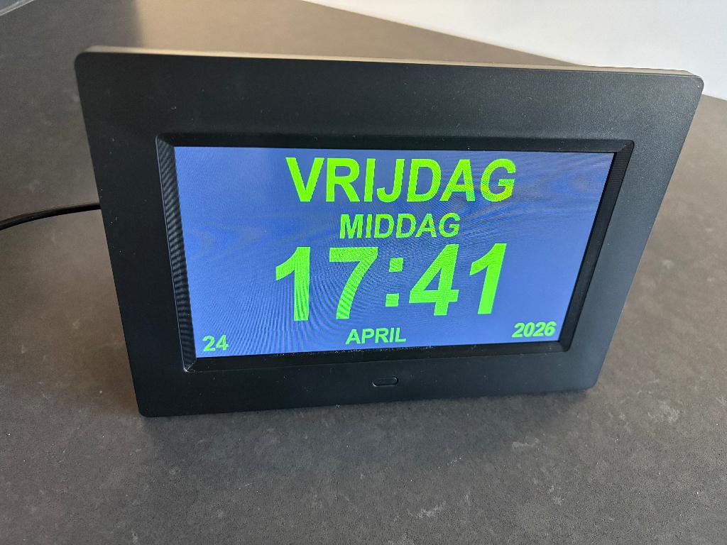 Digitale klok met groot display met datum en dag, Huis en Inrichting, Woonaccessoires | Klokken, Ophalen, Nieuw, Digitaal, Wekker of Tafelklok