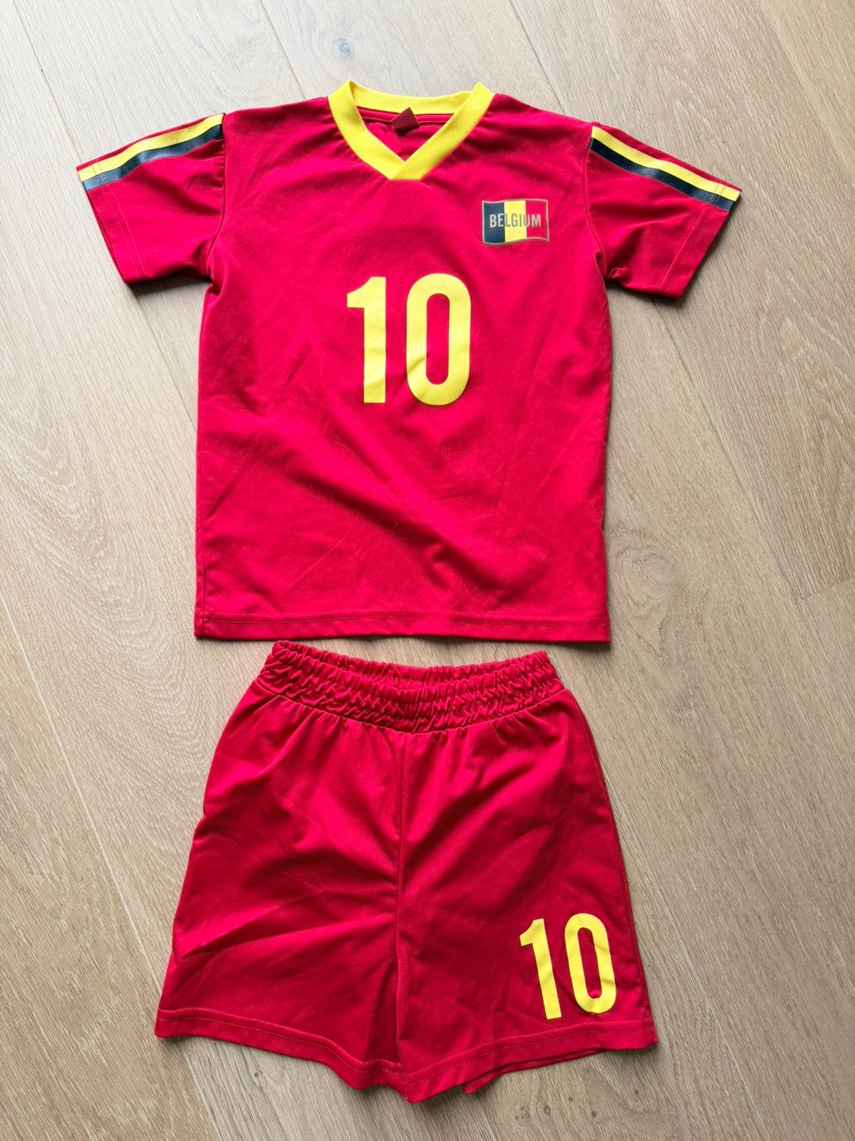 Voetbaltenue maat 104 - 110 van België, Ophalen of Verzenden, Zo goed als nieuw, Jongen of Meisje, Sport- of Zwemkleding