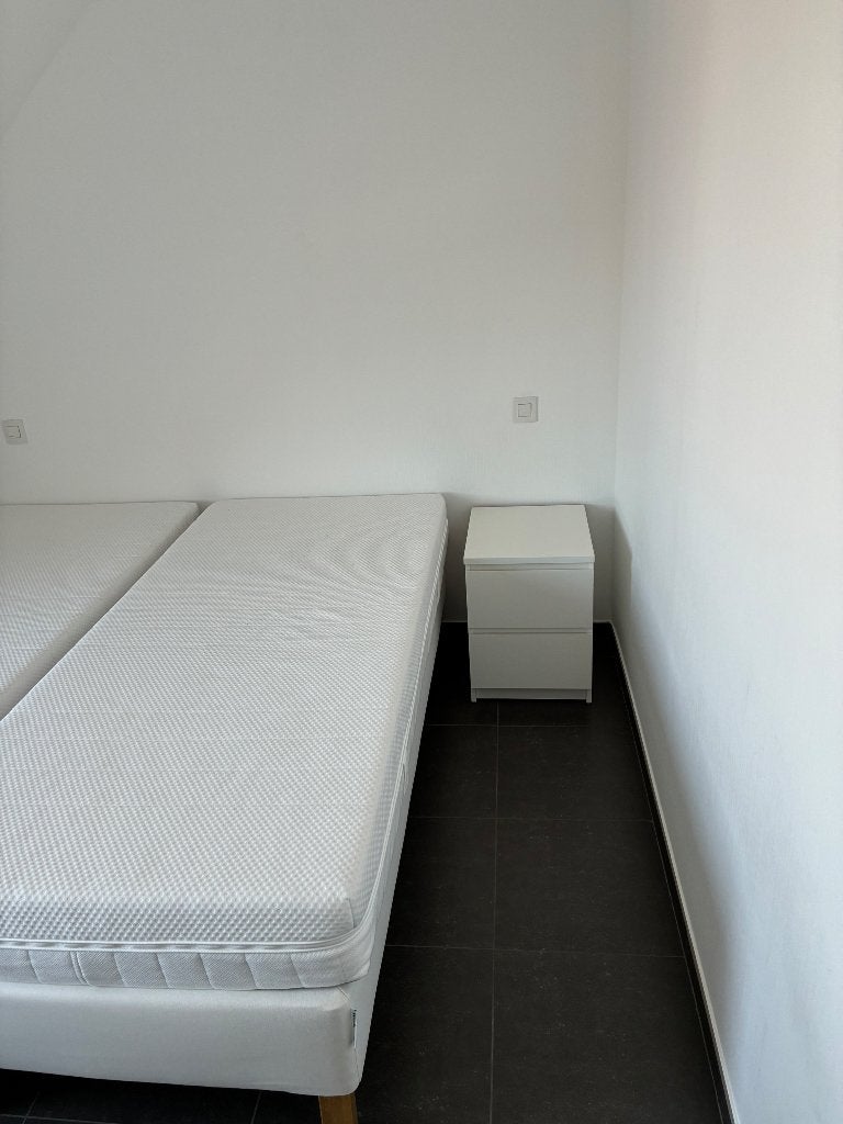 2 boxsprings met nachtkastjes en commode, Huis en Inrichting, Ophalen, 90 cm, Eenpersoons, Wit