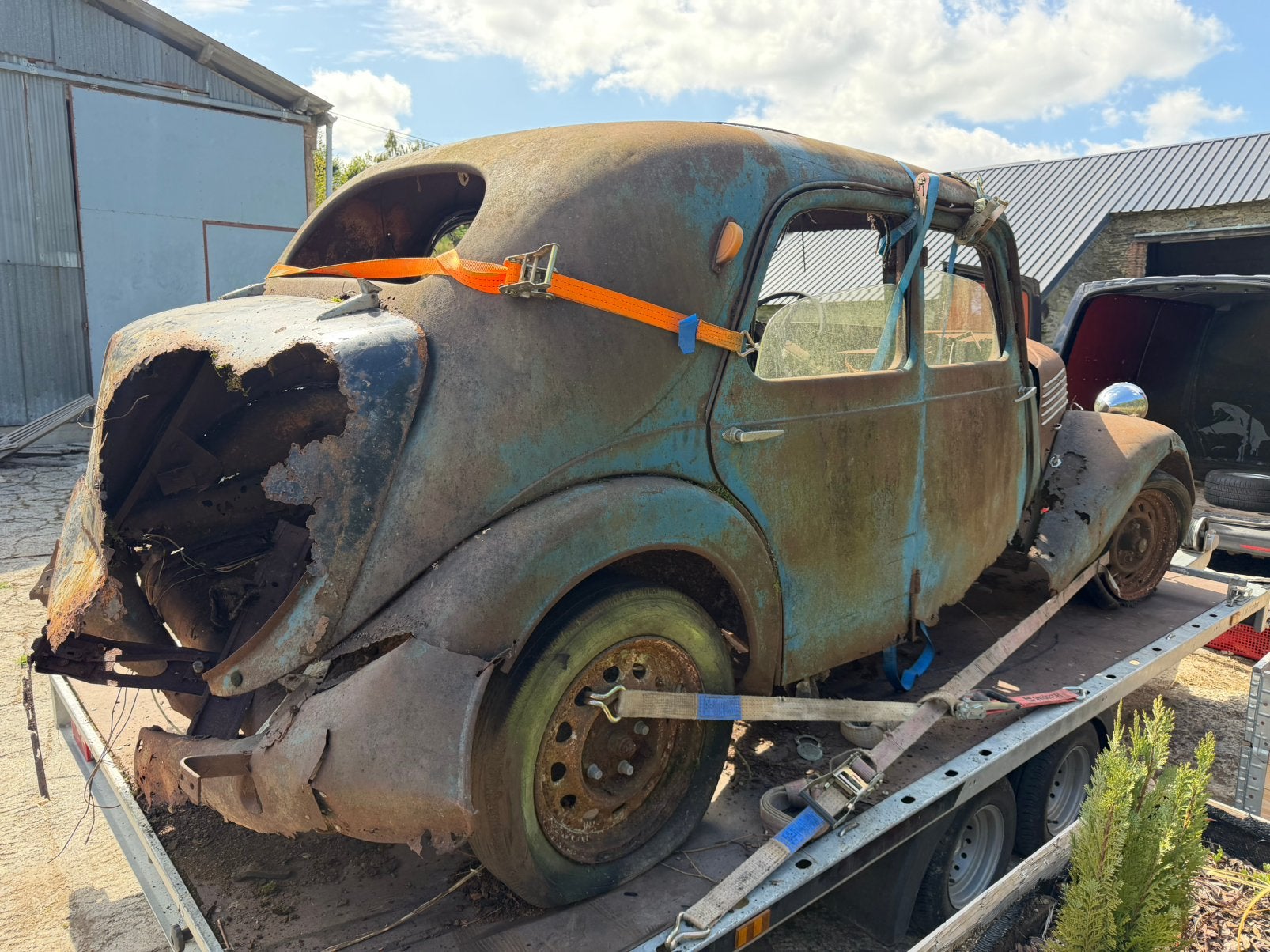 Wrak van de Renault NovaQuatre uit 1938, foto 3