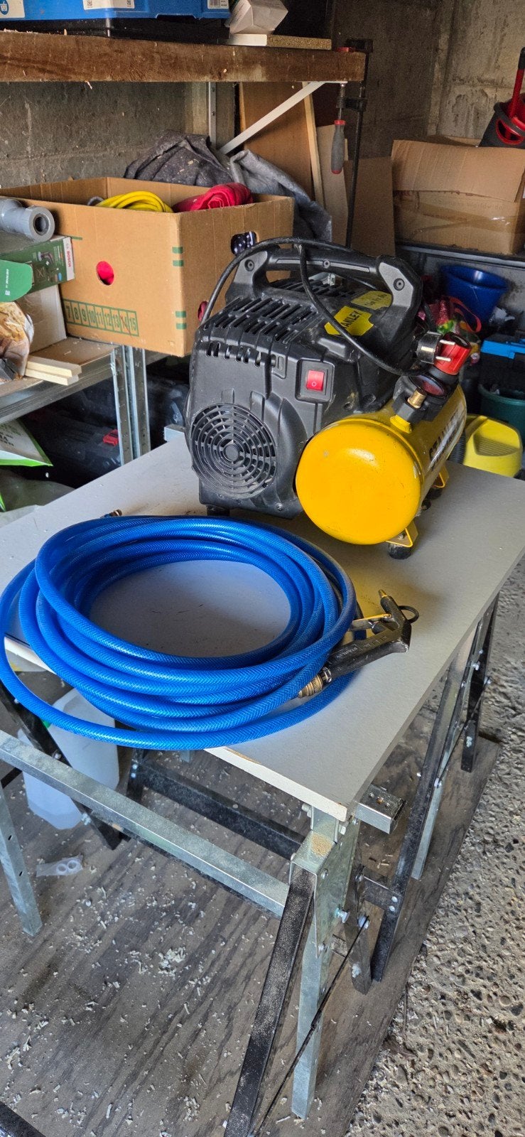 stanly compressor zeer stil met perslucht darm plus pistool, Ophalen, 6 tot 10 bar, Zo goed als nieuw, Minder dan 25 liter