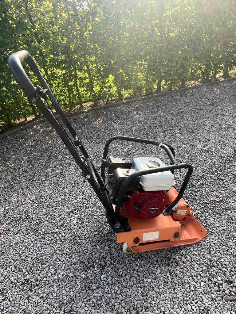 Honda Trilplaat 80kg benzine -Zo goed als nieuw !, Doe-het-zelf en Bouw, Aggregaten, Ophalen, Zo goed als nieuw