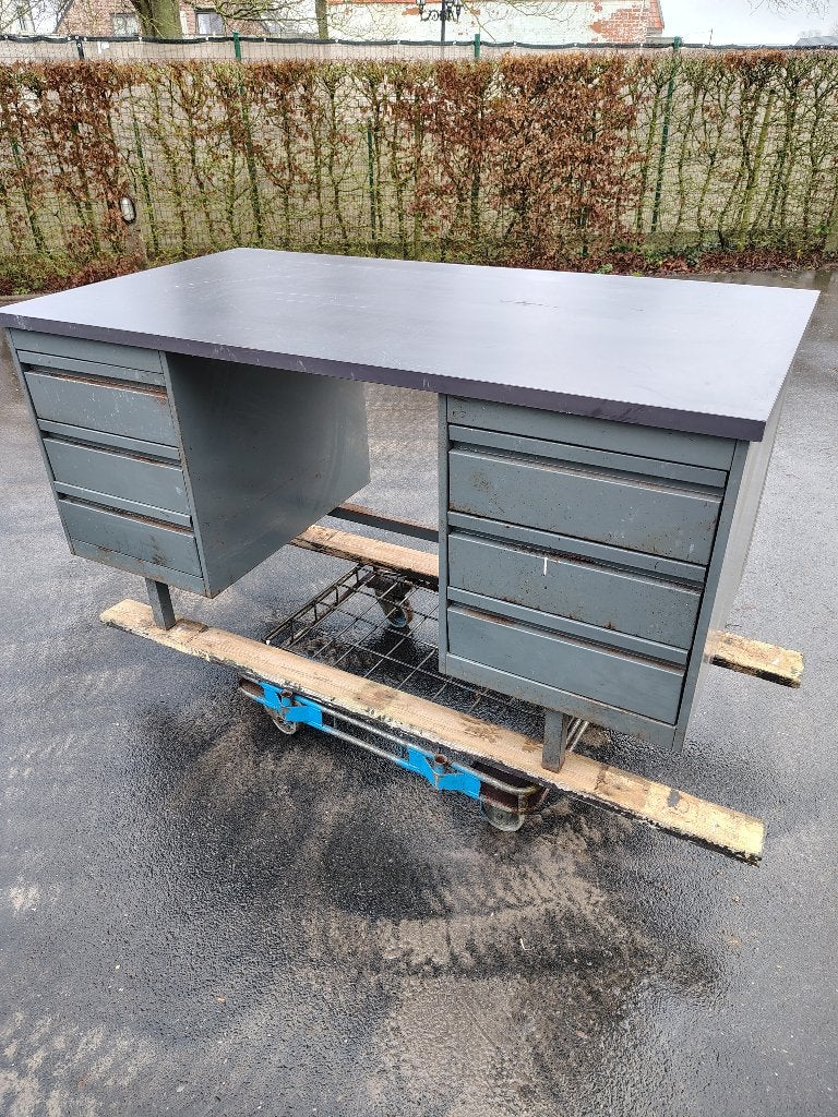 metalen bureau met wat roest, Ophalen, Gebruikt