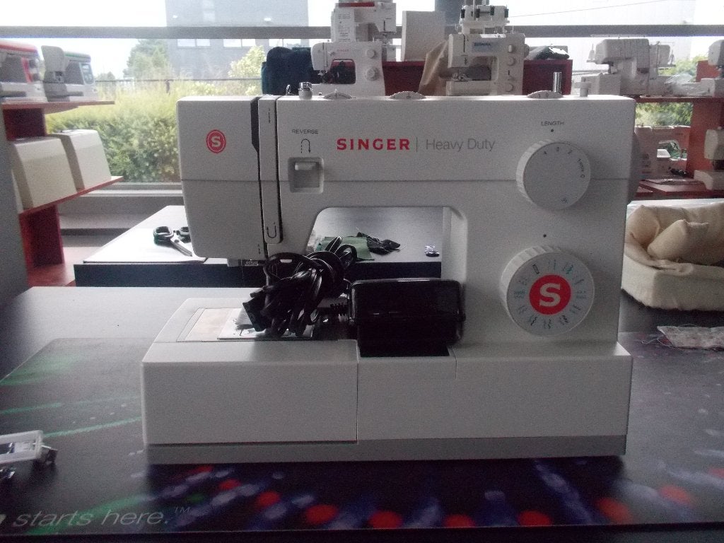 Singer Heavy duty 5523, Hobby & Loisirs créatifs, Machines à coudre & Accessoires, Comme neuf, Machine à coudre, Singer, Enlèvement